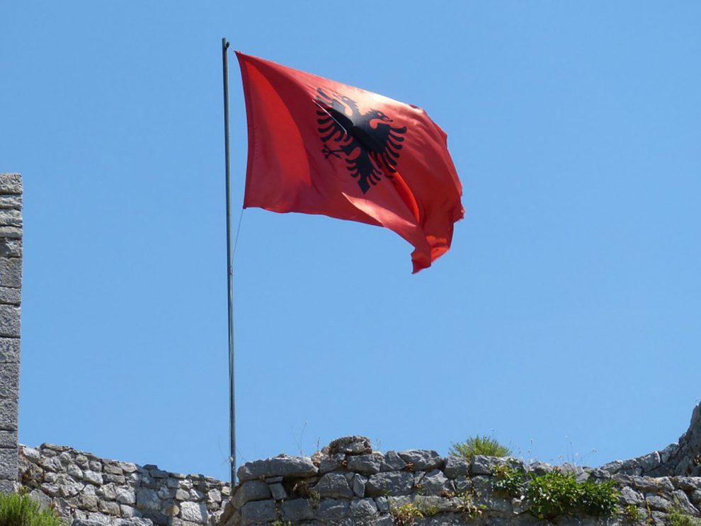 PROVOKACIJA U ULCINJU: Albanska zastava vijori se na crkvi Svetog Jovana Krstitelja
