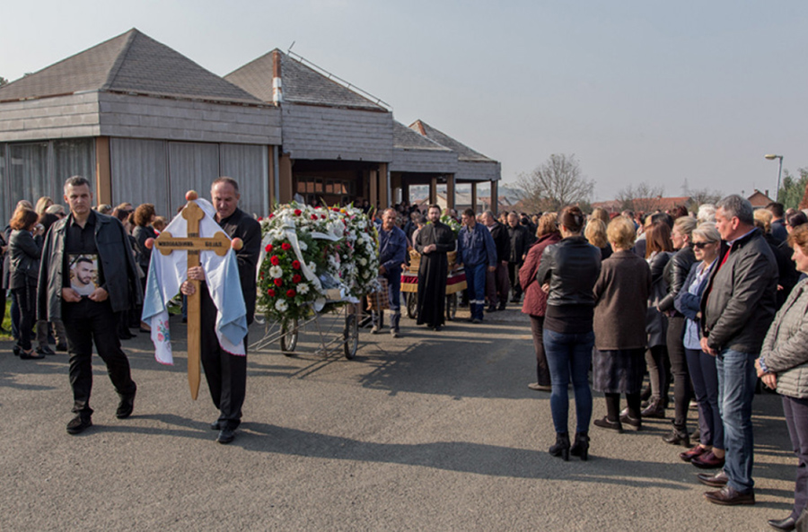 TIŠINU PARALI JECAJI U Kozarskoj Dubici sahranjen Bojan Milovanović, kojeg su BRUTALNO UBILI u Banjaluci (FOTO)