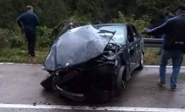 Automobil "BMW" udario u betonski zid, vozač teško povrijeđen