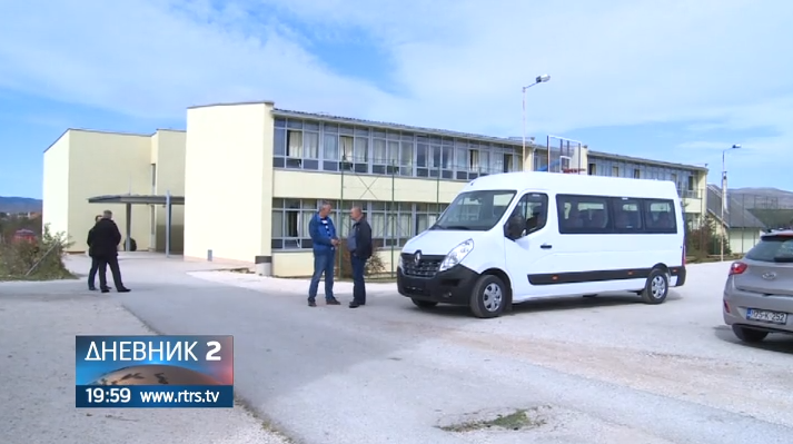 Glamočkim osnovcima od predsjednika Srpske na poklon mini-bus (VIDEO)