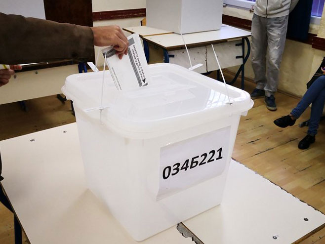 Na sat prekinuto glasanje u Tombaku zbog oštećenja glasačke kutije