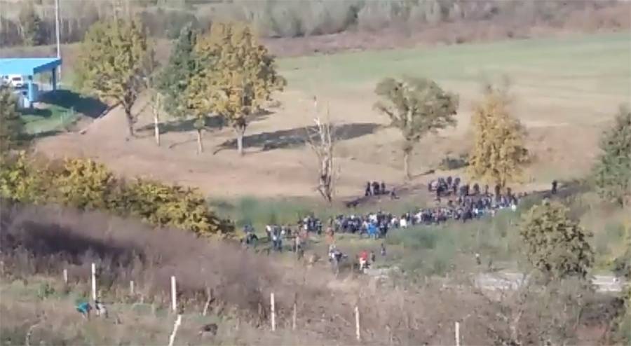 UZAVRELO NA GRANICI Migranti pokušavaju probiti kordone policije obje države (VIDEO)