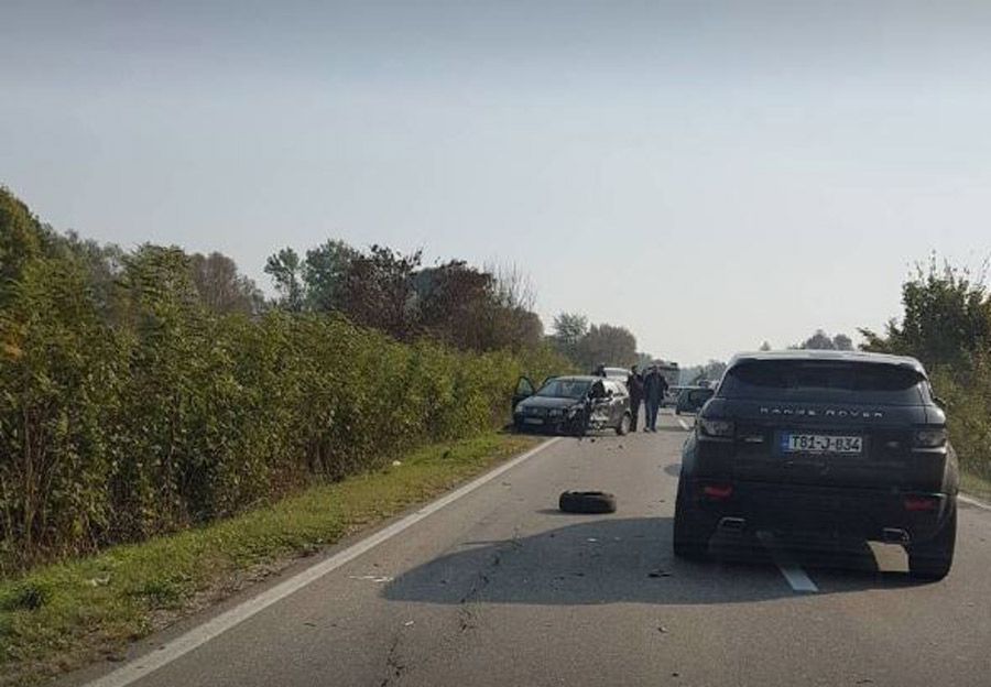 Jedna osoba teško povrijeđena u sudaru automobila i kamiona na putu Brčko-Bijeljina
