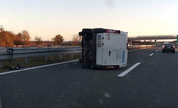 Na auto-putu se prevrnuo kombi
