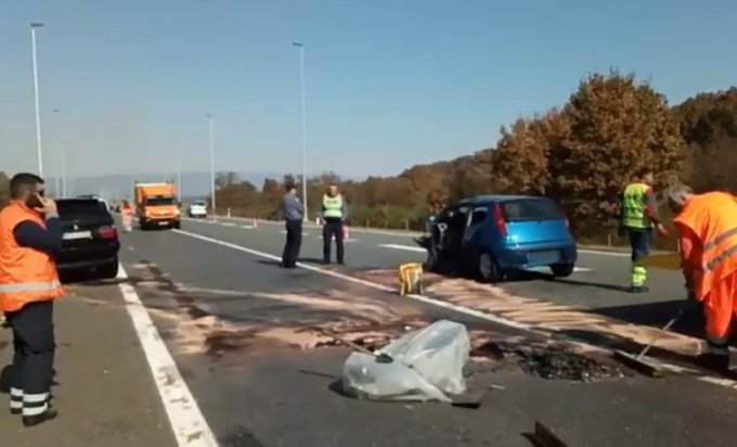 Strašna saobraćajna nesreća: Dvije osobe poginule, jedna povrijeđena VIDEO