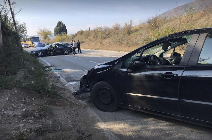 Teška saobraćajna nesreća kod Mostara, jedan automobil završio na krovu