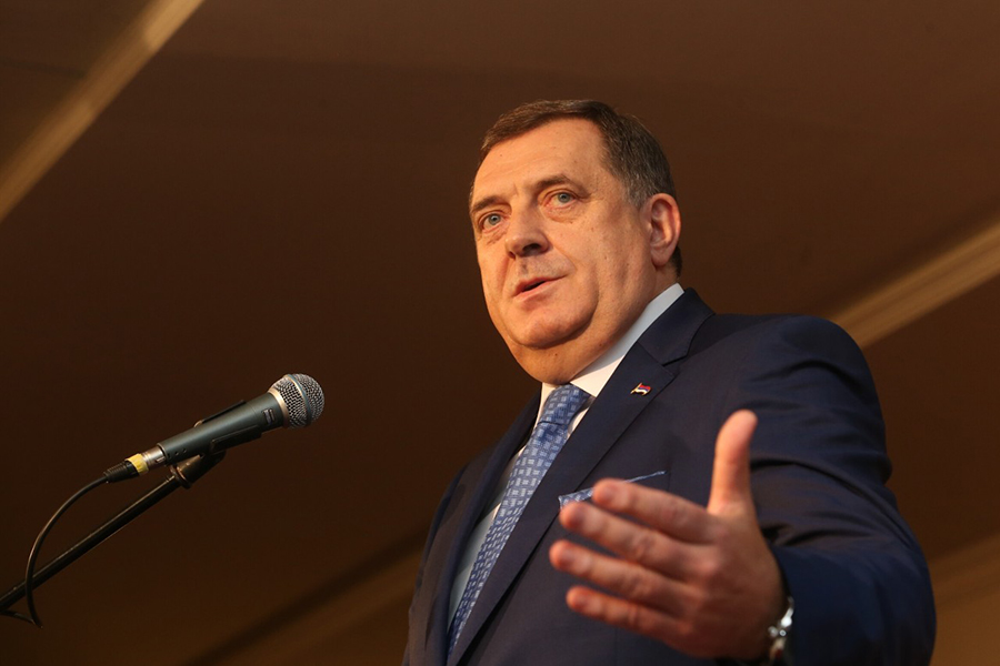 Dodik: Noćni atak na zastavu neće me spriječiti da ona bude uvijek istaknuta