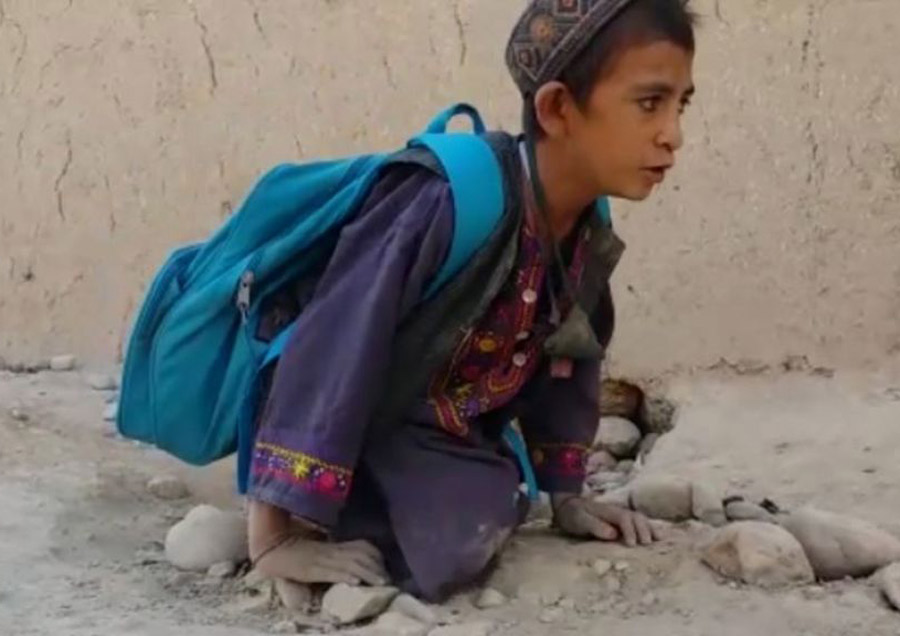 SVAKI DAN PUŽE DO ŠKOLE Avganistanski dječak ne može da hoda, a roditelji mu ne mogu priuštiti invalidska kolica