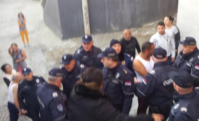 Kordon policije čuva električare u romskim naseljima VIDEO