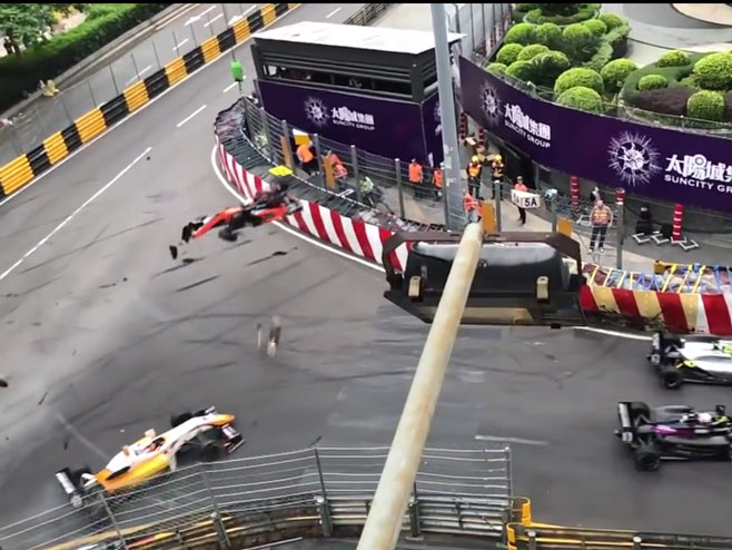 Prekinuta trka Formule nakon nesreće (VIDEO)