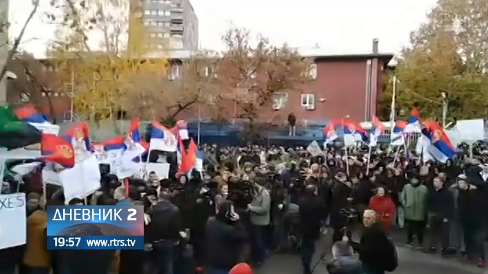 Srbi u Kosovskoj Mitrovici i dalje protestuju (VIDEO)