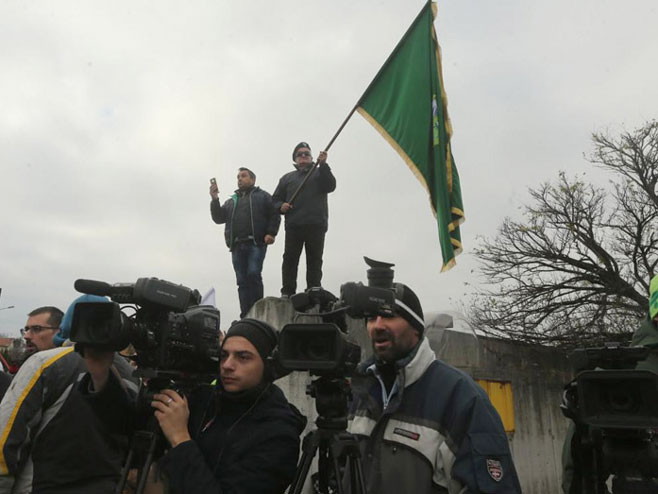 Orićeve pristalice uzvikuju "Alahu ekber" i nose ratne zastave
