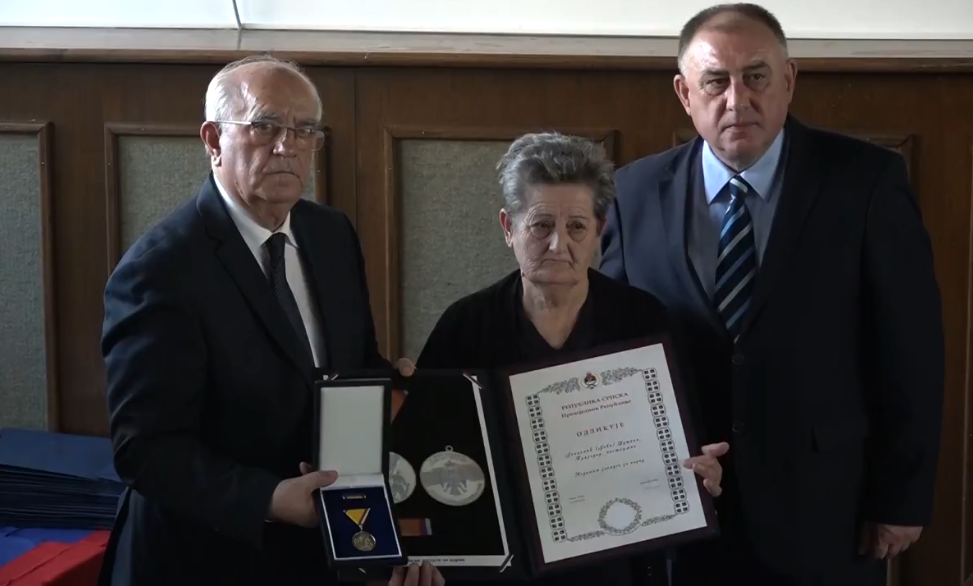 Posthumna odlikovanja za 18 boraca uručena porodicama (VIDEO)