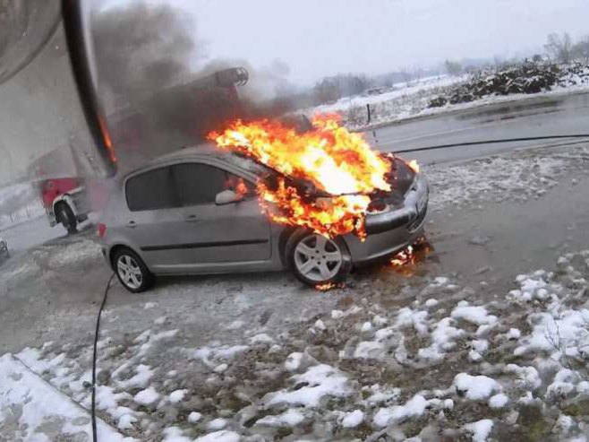 Prijedor: Automobil se zapalio u vožnji