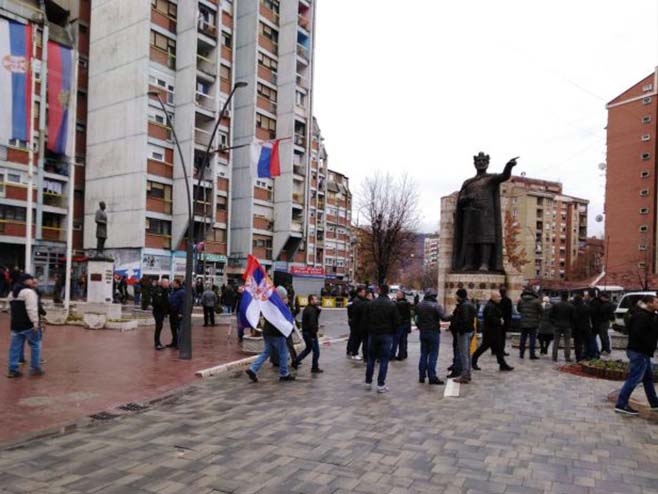 Protest Srba u Kosovskoj Mitrovici (FOTO/VIDEO)
