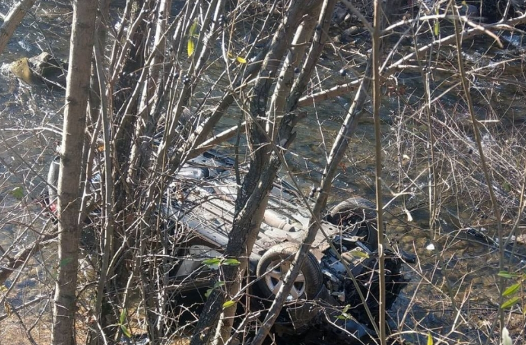 "Pežo" sletio u rijeku Željeznicu, pet osoba povrijeđeno (FOTO)