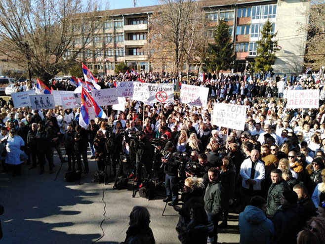 Kosovska Mitrovica: Protest "bijelih mantila" (FOTO)