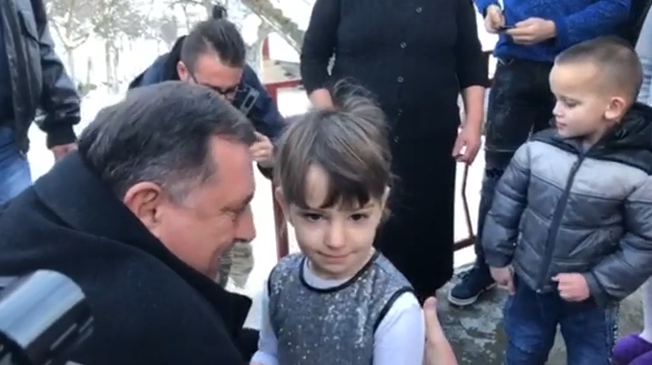 Dodik uručio poklone višečlanoj porodici Ristović (FOTO i VIDEO)