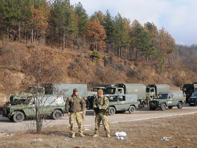 Kolona Kforovih vozila na sjeveru Kosova, nose opremu za blokade (VIDEO)