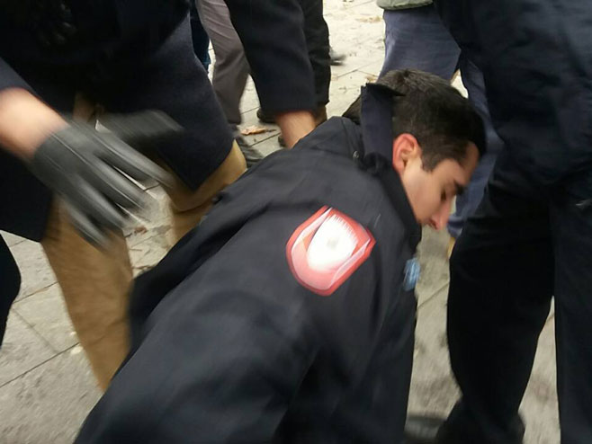 Napadnut policajac na Trgu Krajine; MUP poziva na uzdržanost od nasilja (FOTO)