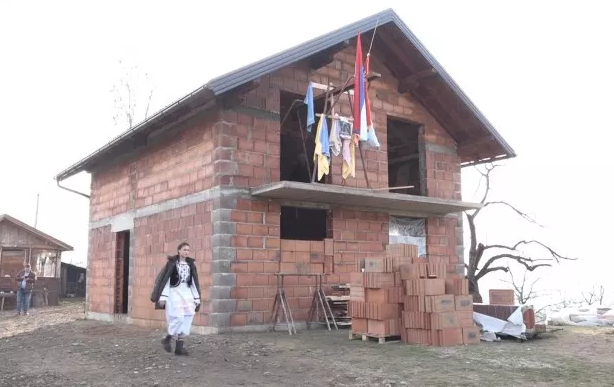 Pokrivena kuća porodici Milinković (VIDEO)