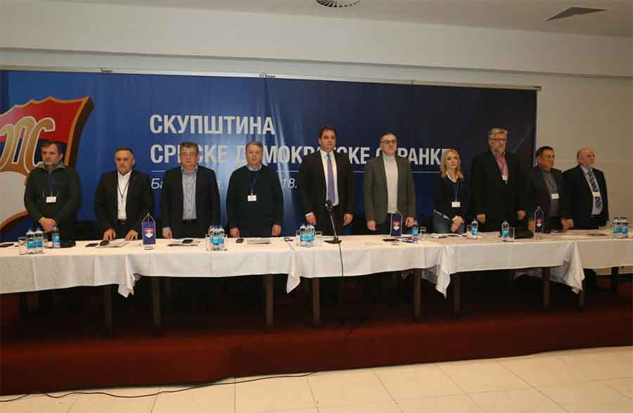 Potvrđen raskol u SDS-u; sjednica prekinuta, delegatima iz Doboja i Čelinca zabranjen ulazak (VIDEO)
