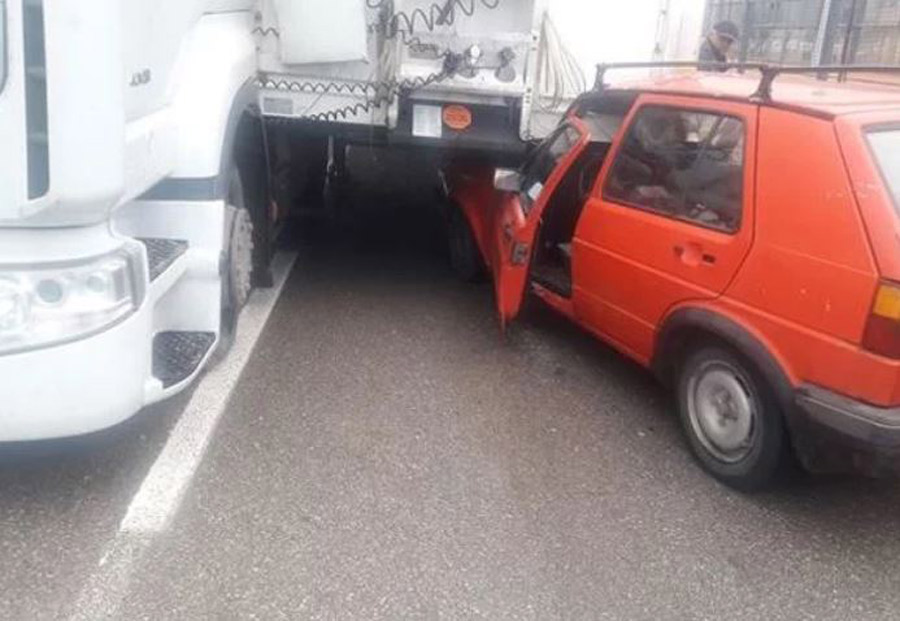 NESVAKIDAŠNJA NESREĆA KOD SARAJEVA Prikolica spala sa šlepera na automobil u pokretu (VIDEO)