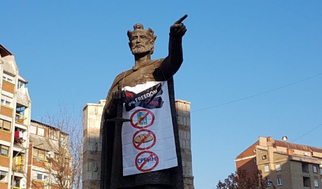 100 ODSTO TAKSI, NULA ODSTO SLOBODE! Na spomeniku knezu Lazaru u severnoj Mitrovici osvanula moćna poruka!