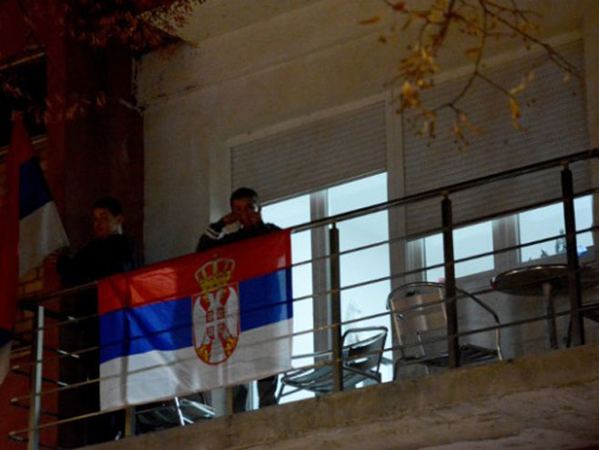 Sjeverni dio Kosovske Mitrovice ukrašen zastavama Srbije