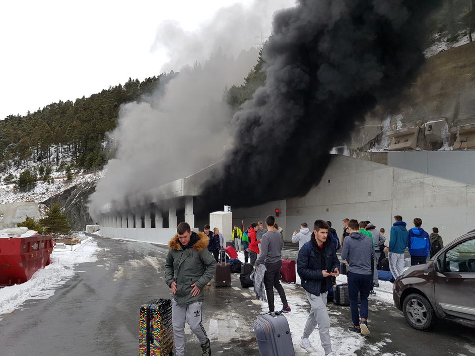 Autobus sa đacima iz Splita potpuno izgoreo u tunelu: Sekunde su ih delile od smrti (FOTO) (VIDEO)