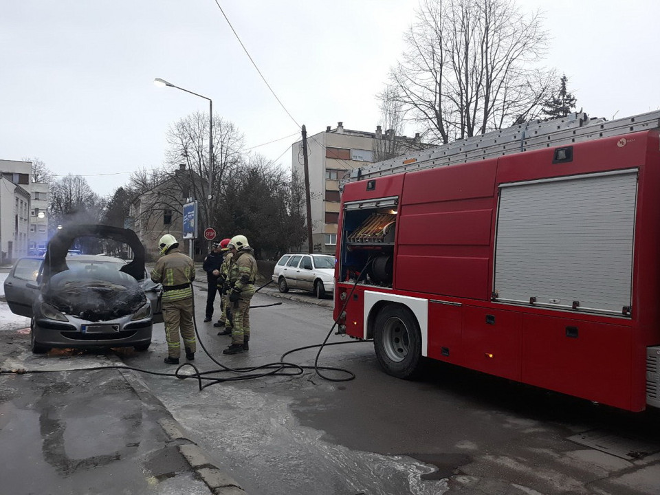 U vožnji se zapalio Pežo 307, brzom reakcijom vatrogasaca požar ugašen