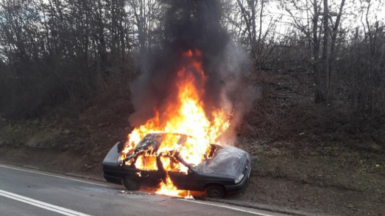 TRAGEDIJA KOD BANJALUKE Automobil u vožnji potpuno izgorio, vozač se NIJE USPIO SPASITI (FOTO, VIDEO)