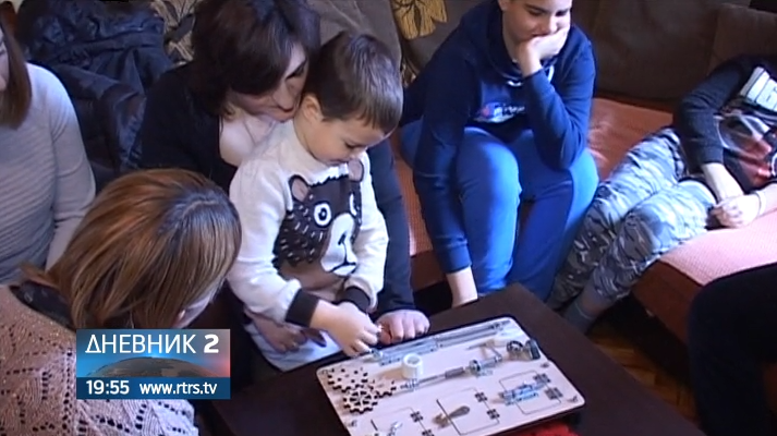 Mladi bračni par iz Prijedora osvojio Srpsku izumom drvenih didaktičkih igračaka (VIDEO)