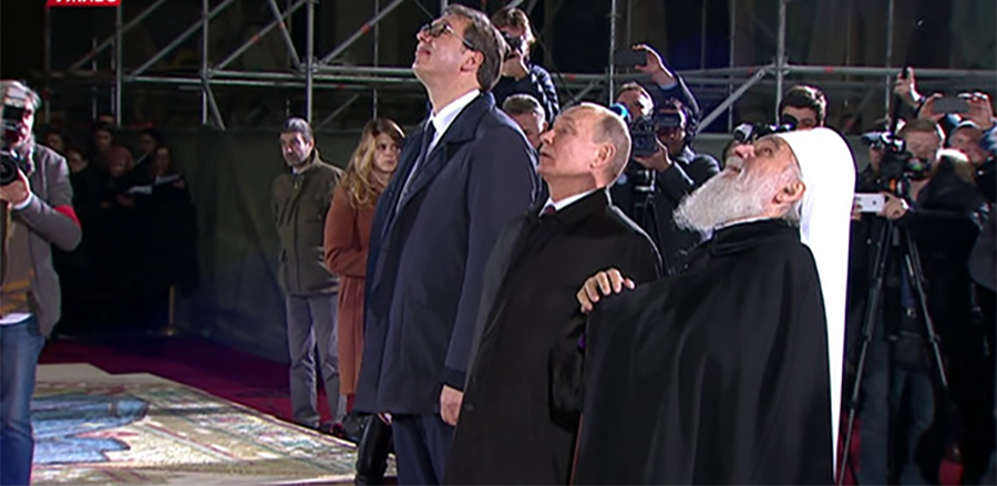 MIMO PROTOKOLA Putin izašao iz kolone i pozdravio građane (VIDEO)