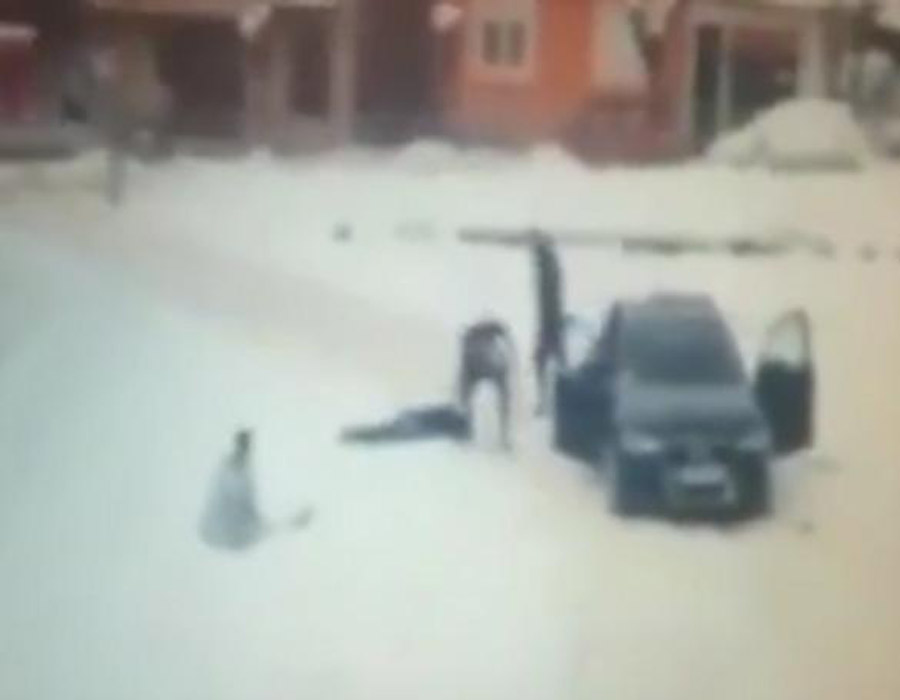 TUKLI IH NOGAMA, RUKAMA, LETVOM Žandarm sa prijateljem brutalno pretukao dvojicu maljoletnika (VIDEO)
