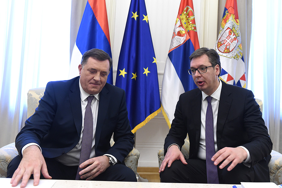 RAZGOVARALI O STRATEŠKIM PITANJIMA Vučić i Dodik se sastali u Beogradu, pa prisustvovali proslavi Dana branioca u ambasadi Rusije