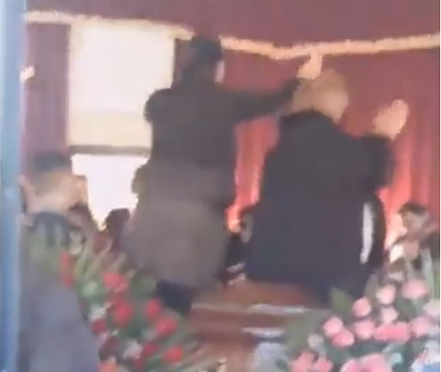 BIZARNA SAHRANA U SOMBORU Ljudi u crnini igraju, pjevaju i penju se na kovčeg (VIDEO)