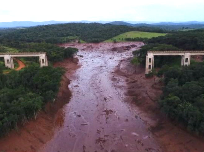 Pojavio se snimak pucanja brane u Brazilu (VIDEO)