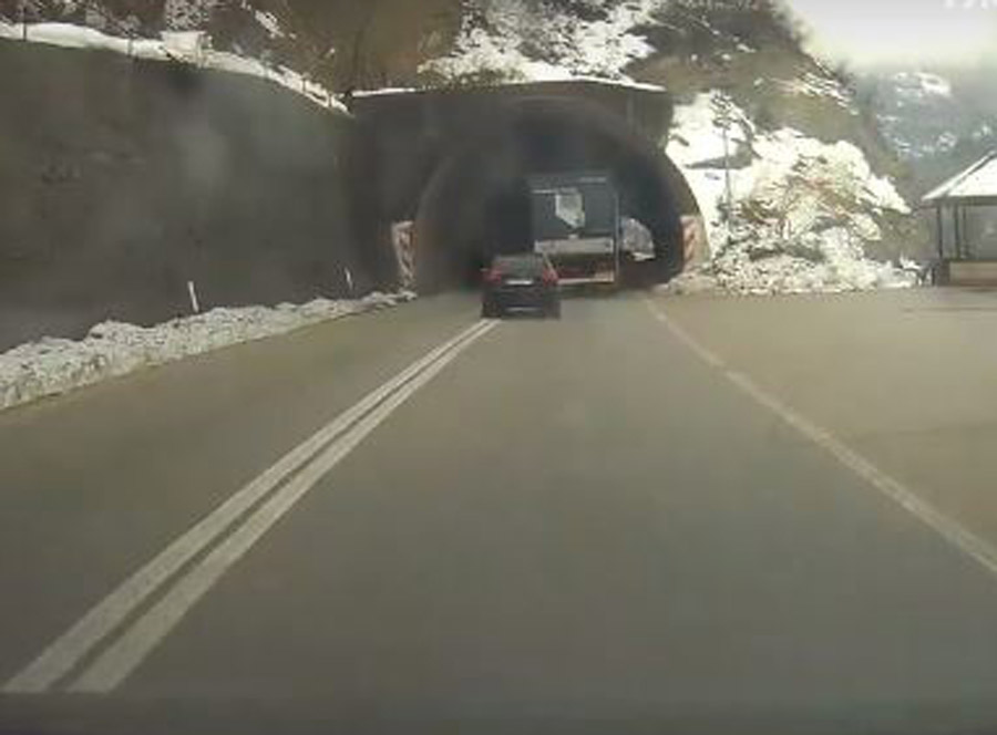 DIVLJAČKA VOŽNJA Ovaj nesavjesni vozač ugrozio je i sebe i sve ostale učesnike u saobraćaju (VIDEO)