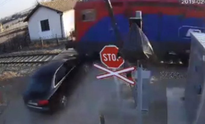 Vozač "za dlaku" izbjegao smrt na pružnom prelazu VIDEO