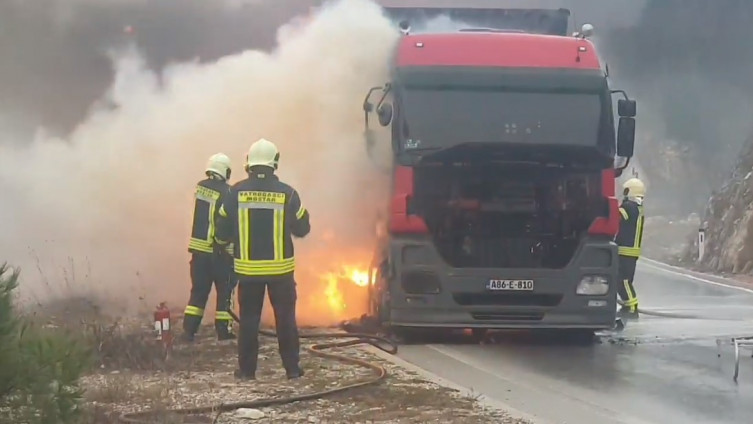 Na putu Mostar - Široki Brijeg zapalio se kamion, saobraćaj obustavljen (VIDEO)