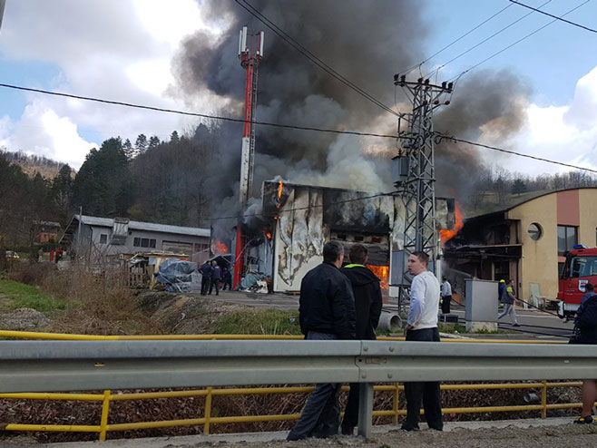 Lokalizovan požar u fabrici namještaja (FOTO/VIDEO)