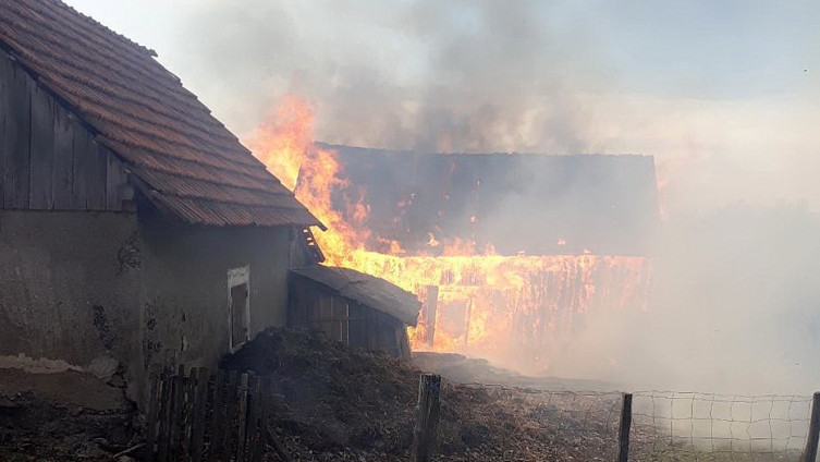 U požaru kod Prijedora izgorjeli krov kuće i dva pomoćna objekta