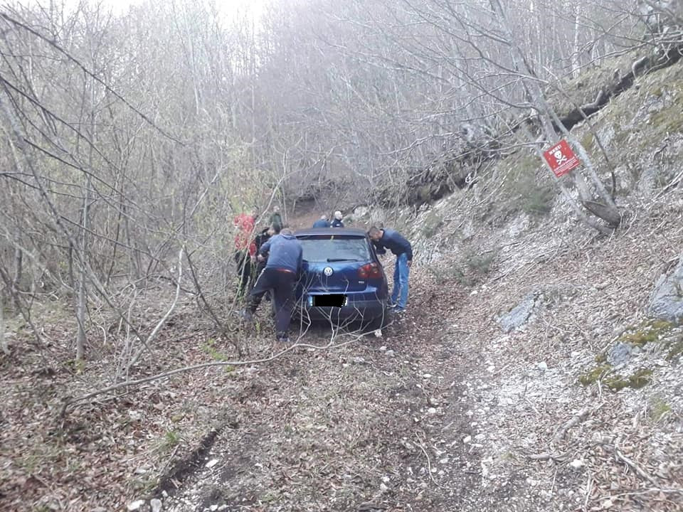 Na vrhu Plješevice pronađen automobil ukraden prije desetak dana u Velikoj Kladuši (FOTO)