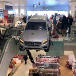 PARKIRANJE IZAZVALO HAOS Automobil pri velikoj brzini udario u TRŽNI CENTAR (FOTO)