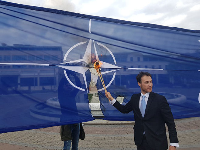 Milačić u policiji zbog paljenja zastave NATO-a
