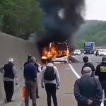 DRAMATIČAN SNIMAK Potpuno izgorio autobus, putnici u šoku bježali (VIDEO)