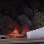 BUKTINJA NA PUTU Kamion se prevrnuo kod Smederava i zapalio, vozač se spasao (VIDEO)