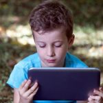 Samo dva sata gledanja u ekran dnevno dovodi do poremećaja u ponašanju kod dece i razvoja opasnog sindroma