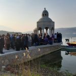 Potpisivanje peticije za obnovu manastira na Miholjskoj Prevlaci